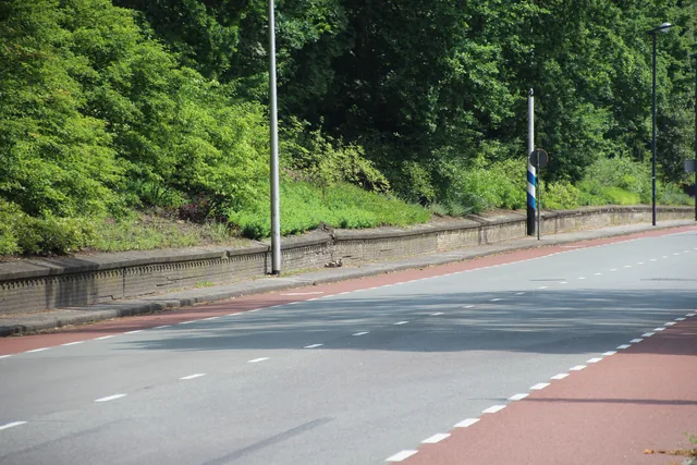 Onderbroken strepen op de rijbaan die je alleen mag overschrijden als dat veilig is