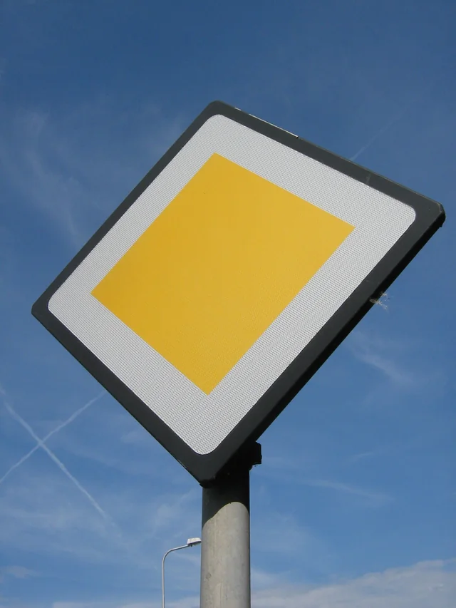 Voorrangsbord als uitlegbeeld voor voorrangsregels
