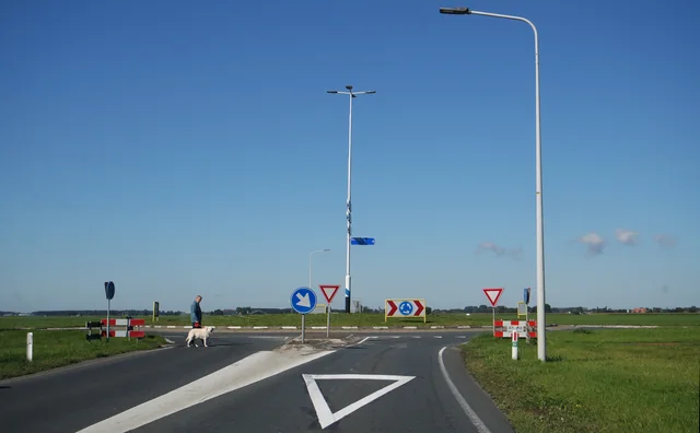 Rotonde met haaientanden en voorrangsborden als uitleg voor voorrang en kruispunten