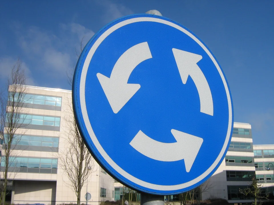 Rotondebord als praktijkvoorbeeld voor voorrang op een rotonde