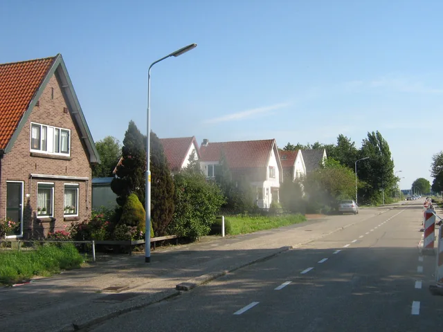 Fietsstrook langs de weg als uitlegbeeld voor rechtdoor op dezelfde weg