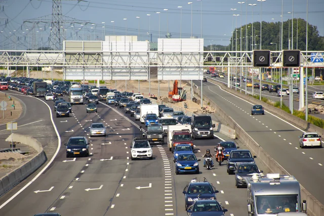 Druk verkeer op een meerstrooksweg als uitleg voor weggebruik en verkeerssituaties