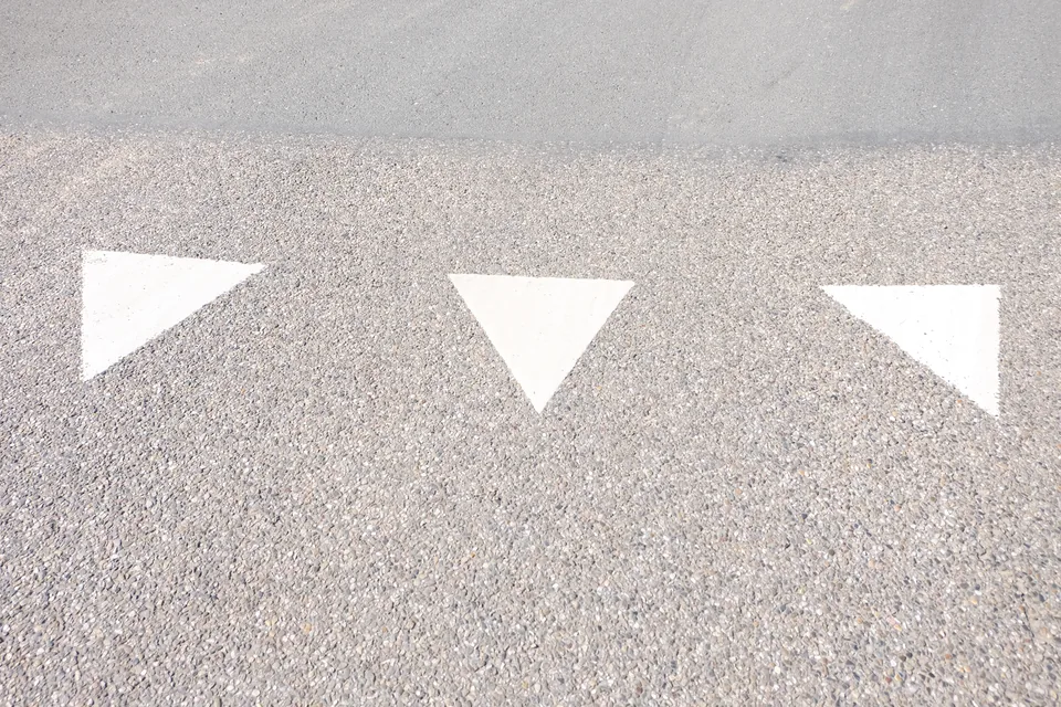 Haaientanden op het wegdek als directe aanwijzing om voorrang te verlenen