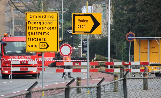 Tijdelijke omleidingsborden en gele verkeersborden bij wegwerkzaamheden