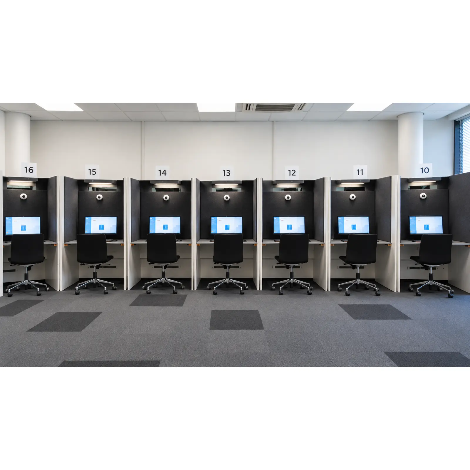 Examenzaal met computerplekken voor het CBR-theorie-examen