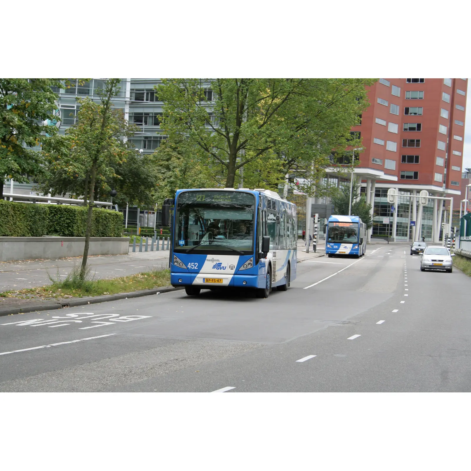 GVU-streekbussen op een busbaan in Utrecht